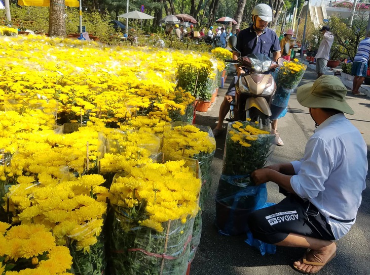 Sợ ngậm hàng, nhiều nhà vườn bắt đầu giảm giá hoa - Ảnh 11.