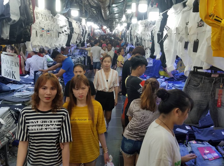 Công nhân săn quần áo tết giảm giá đến tối mịt - Ảnh 2. Công nhân săn quần áo tết giảm giá đến tối mịt - Ảnh 2.