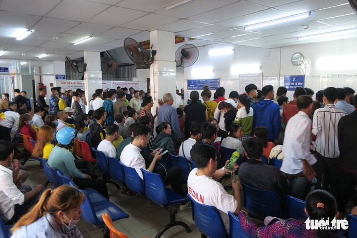 Nghỉ tết, người dân đổ xô đi làm giấy chứng minh nhân dân - Ảnh 1. Nghỉ tết, người dân đổ xô đi làm giấy chứng minh nhân dân - Ảnh 1.