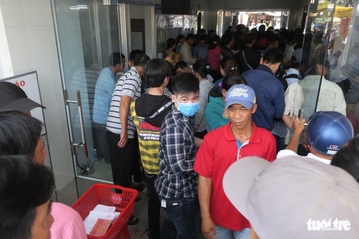 Nghỉ tết, người dân đổ xô đi làm giấy chứng minh nhân dân - Ảnh 3. Nghỉ tết, người dân đổ xô đi làm giấy chứng minh nhân dân - Ảnh 3.