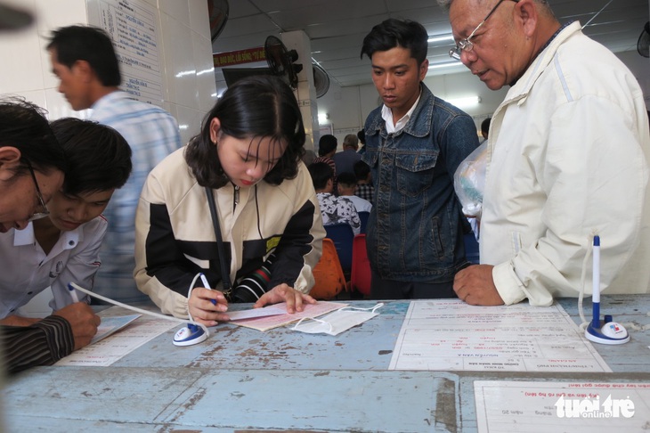 Nghỉ tết, người dân đổ xô đi làm giấy chứng minh nhân dân - Ảnh 4. Nghỉ tết, người dân đổ xô đi làm giấy chứng minh nhân dân - Ảnh 4.