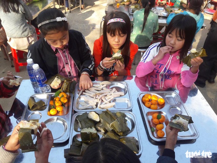 Tất niên với bánh chưng, mấy lát giò, vài quả quýt của thầy trò miền biên viễn - Ảnh 6.