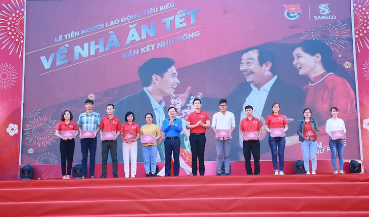 2.000 người lao động thành công khởi hành về nhà ăn tết - Ảnh 1. 2.000 người lao động thành công khởi hành về nhà ăn tết - Ảnh 1.
