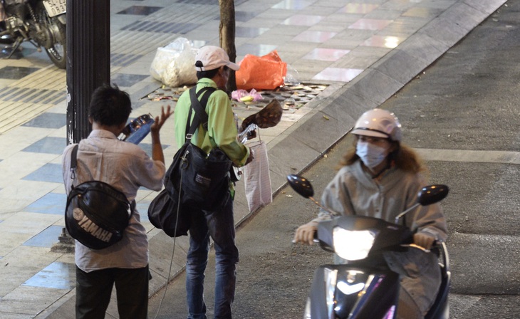 Bất ngờ một Sài Gòn ngày cận tết nhìn từ buýt mui trần 2 tầng - Ảnh 24.