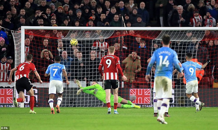 Aguero tỏa sáng, M.C thu hẹp khoảng cách với Liverpool - Ảnh 2.