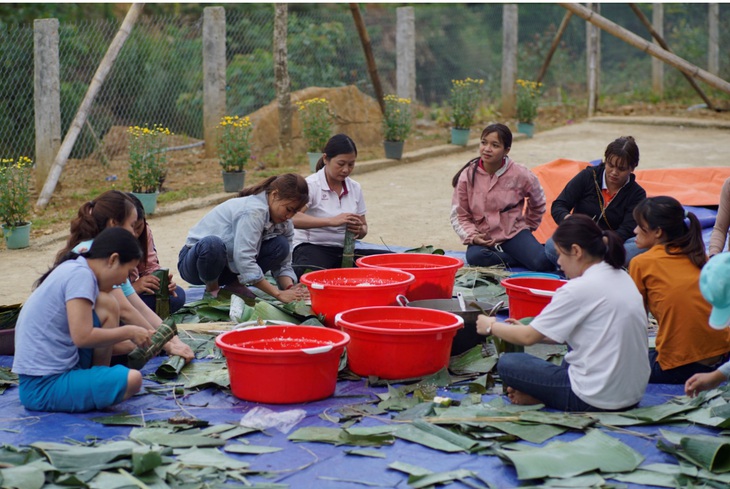 Bánh tét cho trẻ em người Cor đón tết - Ảnh 4. Bánh tét cho trẻ em người Cor đón tết - Ảnh 4.