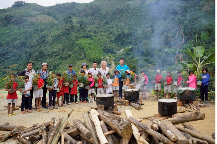 Bánh tét cho trẻ em người Cor đón tết - Ảnh 6. Bánh tét cho trẻ em người Cor đón tết - Ảnh 6.
