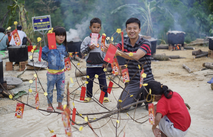 Bánh tét cho trẻ em người Cor đón tết - Ảnh 5. Bánh tét cho trẻ em người Cor đón tết - Ảnh 5.
