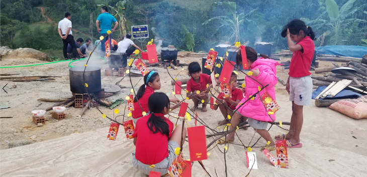 Bánh tét cho trẻ em người Cor đón tết - Ảnh 3. Bánh tét cho trẻ em người Cor đón tết - Ảnh 3.
