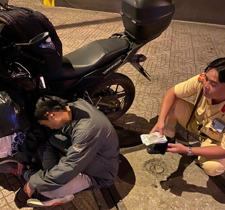 Say xỉn ngủ trên vỉa hè, suýt mất 40 triệu đồng - Ảnh 1. Say xỉn ngủ trên vỉa hè, suýt mất 40 triệu đồng - Ảnh 1.