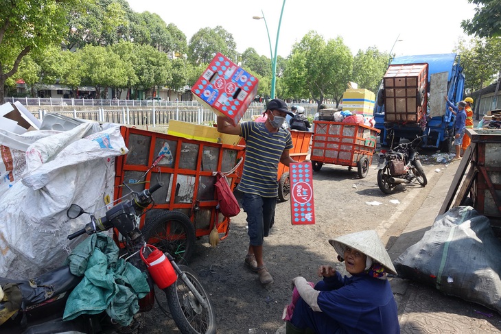 Rác tết Sài Gòn tăng gấp ba, bốn lần - Ảnh 7.