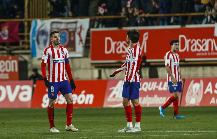 Thua đội hạng 3 ở Cúp Nhà vua, CĐV Atletico Madrid than: Thời huy hoàng đã chết - Ảnh 2.