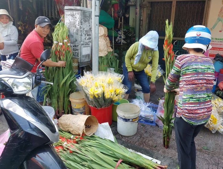 Sáng 30 tết: khách đến siêu thị và chợ không đông, nhiều mặt hàng giảm giá bán - Ảnh 10.