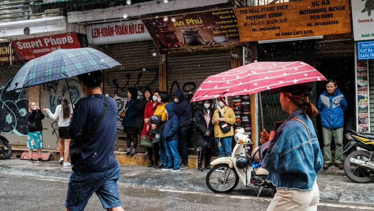 Mồng 1 tết, Hà Nội vừa ngớt lại mưa to, cuộc du xuân dang dở - Ảnh 1.