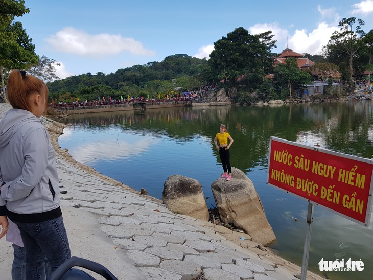 Núi Cấm quá tải, đông nghẹt khách xếp hàng mòn mỏi đợi cáp treo - Ảnh 10.