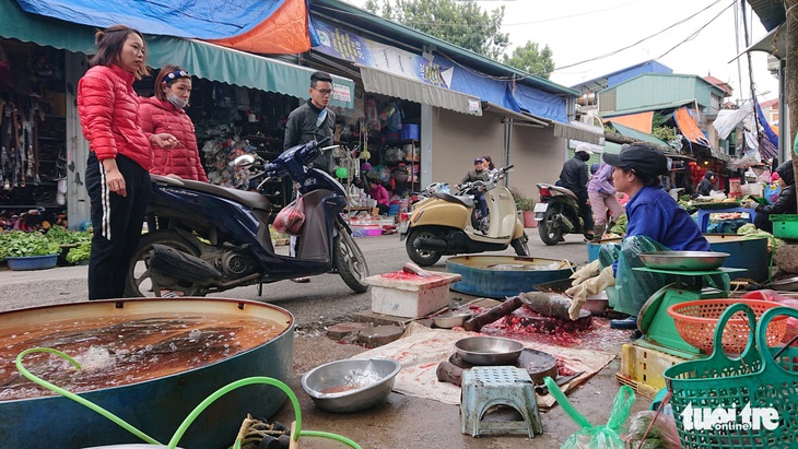 Chợ, siêu thị bắt đầu mở hàng, thực phẩm tươi sống dự báo tăng giá nhẹ - Ảnh 3.