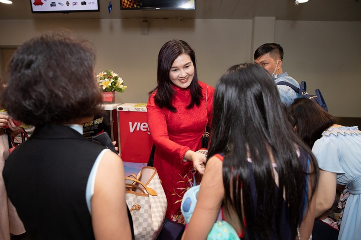 Dàn lãnh đạo Vietjet bất ngờ xuống sân bay chào đón hành khách năm mới - Ảnh 1.