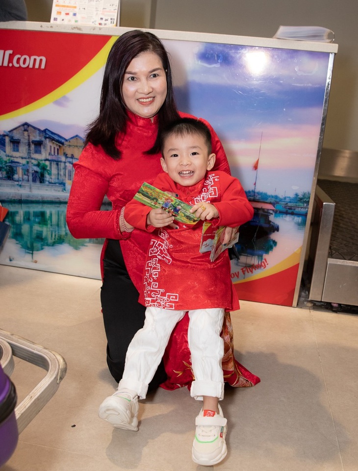 Dàn lãnh đạo Vietjet bất ngờ xuống sân bay chào đón hành khách năm mới - Ảnh 3.