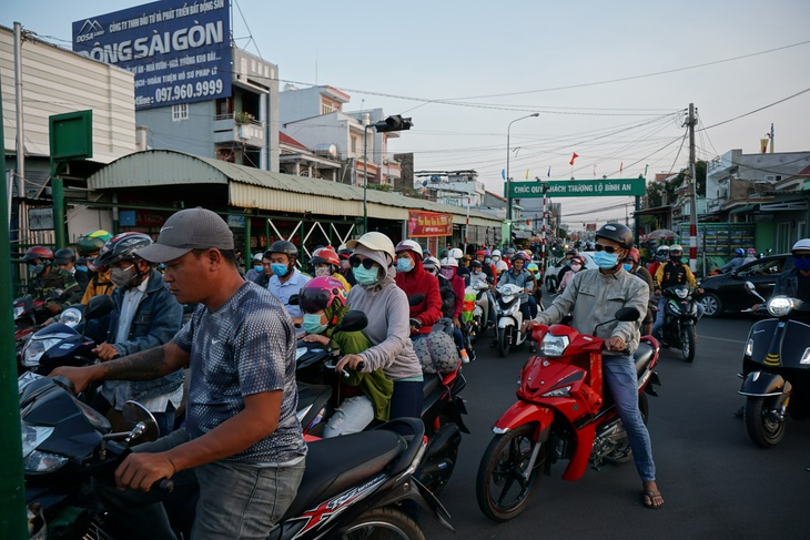 Lực lượng chức năng túc trực, các cửa ngõ vào TP.HCM thông thoáng - Ảnh 2.