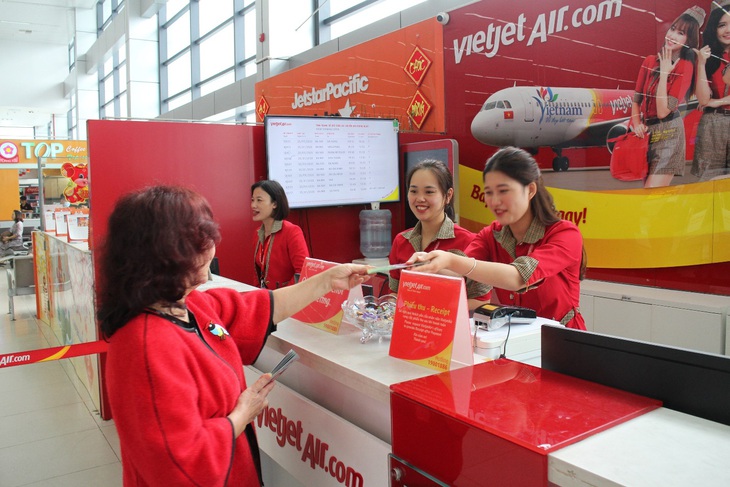 Dàn lãnh đạo Vietjet bất ngờ xuống sân bay chào đón hành khách năm mới - Ảnh 8.