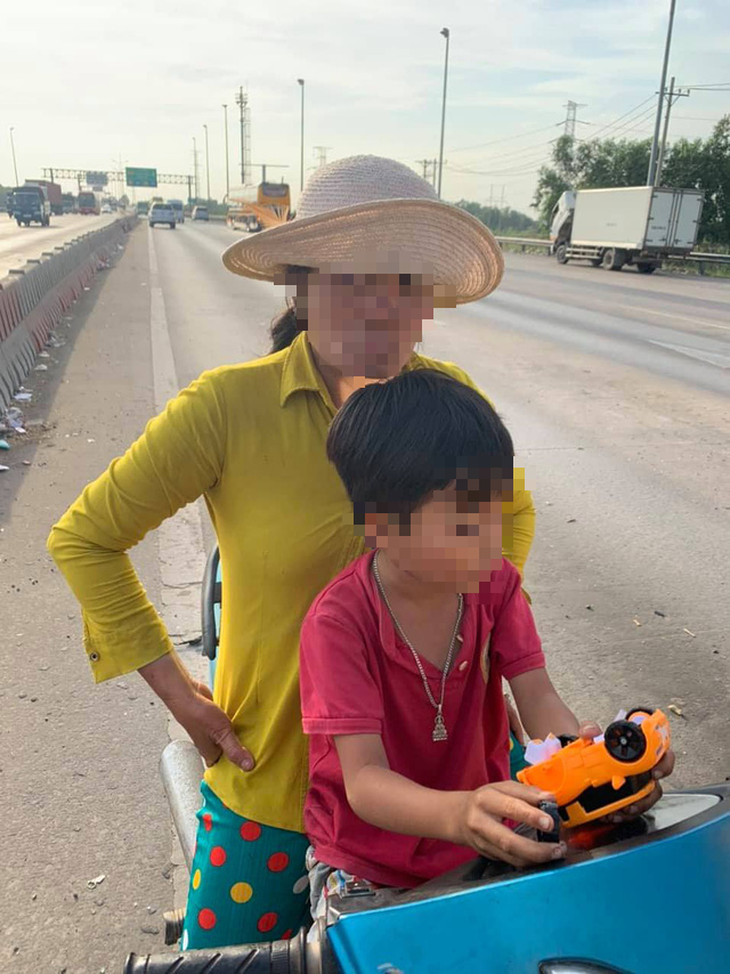 Người phụ nữ nghi bị tâm thần chở con nhỏ chạy ngược chiều trên cao tốc - Ảnh 2. Người phụ nữ nghi bị tâm thần chở con nhỏ chạy ngược chiều trên cao tốc - Ảnh 2.