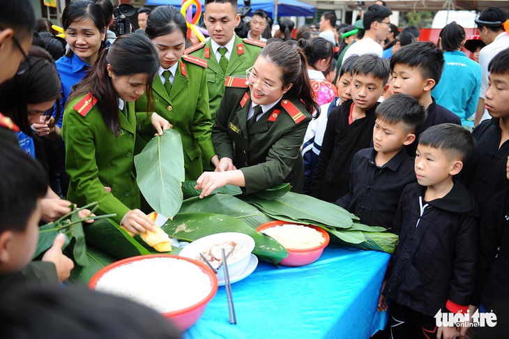 Hào hứng gói bánh chưng, đi chợ xuân 0 đồng vùng cao - Ảnh 3.