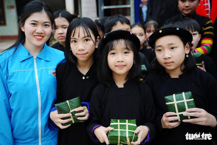 Hào hứng gói bánh chưng, đi chợ xuân 0 đồng vùng cao - Ảnh 1.