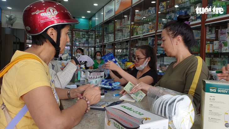 Khẩu trang tràn ra vỉa hè, giá cả loạn xị - Ảnh 1.