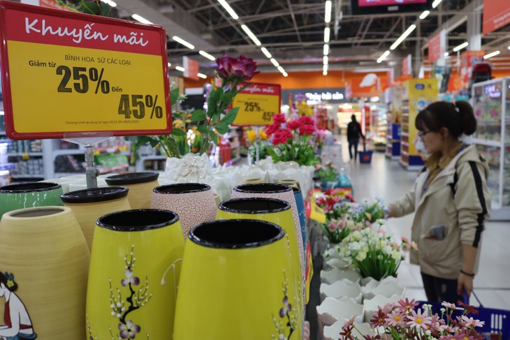 Siêu thị bung thêm khuyến mãi - Ảnh 1. Siêu thị bung thêm khuyến mãi - Ảnh 1.
