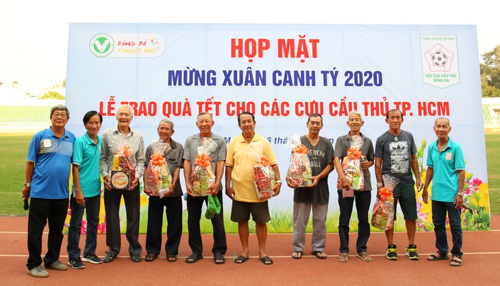 Các cựu tuyển thủ, cầu thủ TP.HCM đá banh và trao quà cho nhau - Ảnh 6.