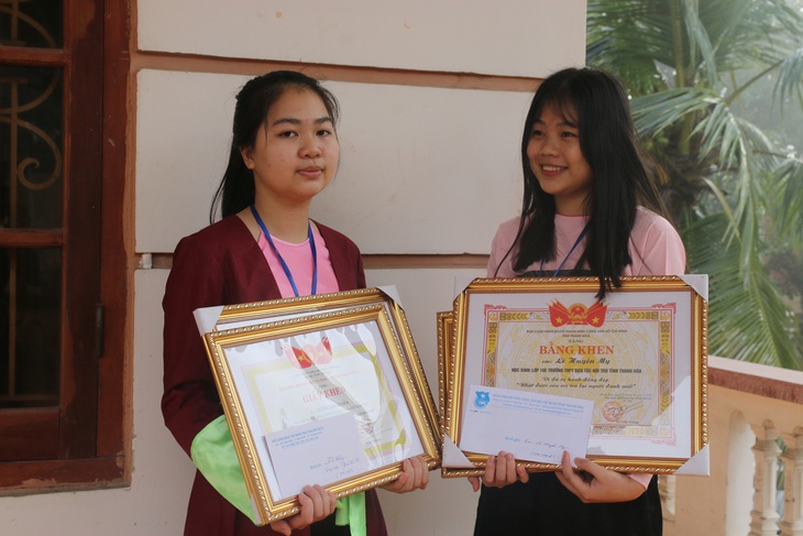 Khen thưởng hai nữ sinh trả 14 triệu đồng cho người đánh rơi - Ảnh 2. Khen thưởng hai nữ sinh trả 14 triệu đồng cho người đánh rơi - Ảnh 2.