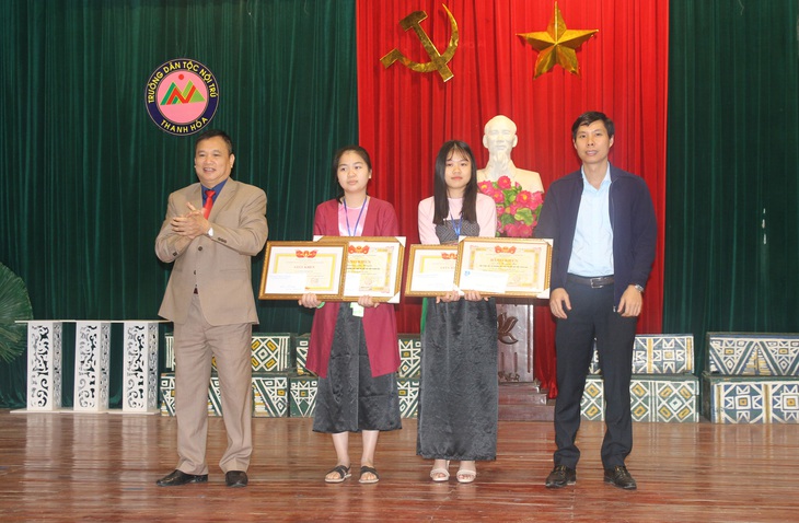 Khen thưởng hai nữ sinh trả 14 triệu đồng cho người đánh rơi - Ảnh 1. Khen thưởng hai nữ sinh trả 14 triệu đồng cho người đánh rơi - Ảnh 1.