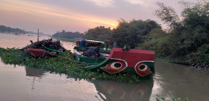 Tạm giữ hai ghe khai thác cát trái phép trên sông Sài Gòn vào ban đêm - Ảnh 1.