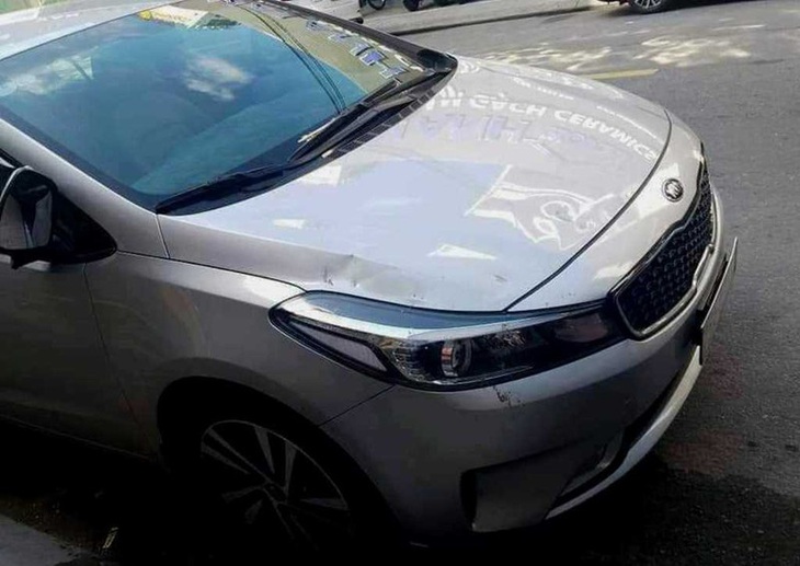 Nữ nhân viên điều phối taxi ở Đà Nẵng dùng đá đập đầu xe taxi công nghệ - Ảnh 1. Nữ nhân viên điều phối taxi ở Đà Nẵng dùng đá đập đầu xe taxi công nghệ - Ảnh 1.