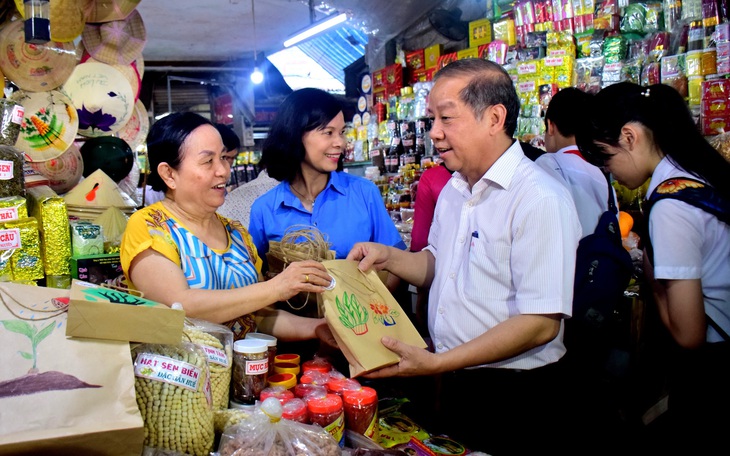 Chủ tịch tỉnh kể chuyện đi dự giờ, nhặt rác, gặp tài xế xích lô...