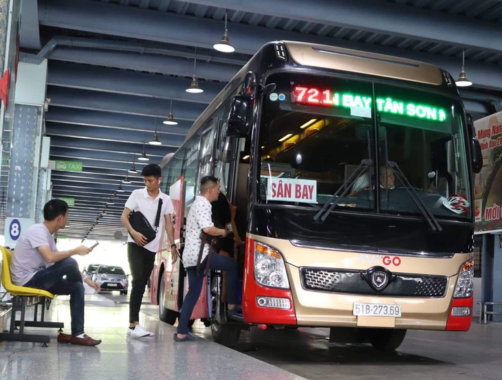 Nhiều dịch vụ đưa đón sân bay dịp tết - Ảnh 1. Nhiều dịch vụ đưa đón sân bay dịp tết - Ảnh 1.