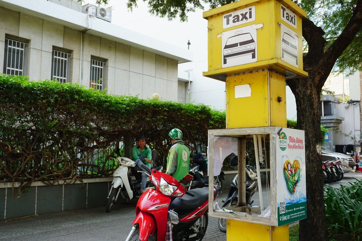 Thiết bị bấm nút đón taxi ở trung tâm quận 1 toàn rác - Ảnh 1.