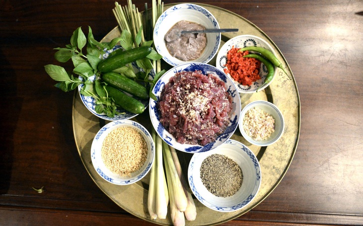 Chủ quán Mệ Chơn hướng dẫn nấu canh cá cơm lá me đất, bún xáo bò và cách muối cà trắng giòn - Ảnh 5.
