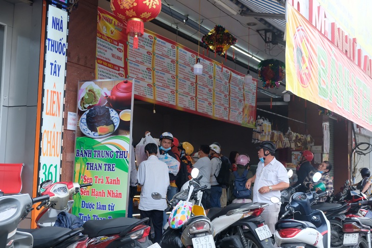 Bánh Trung thu thiết kế cháy hàng, khách vây quanh chờ mua - Ảnh 7. Bánh Trung thu thiết kế cháy hàng, khách vây quanh chờ mua - Ảnh 7.