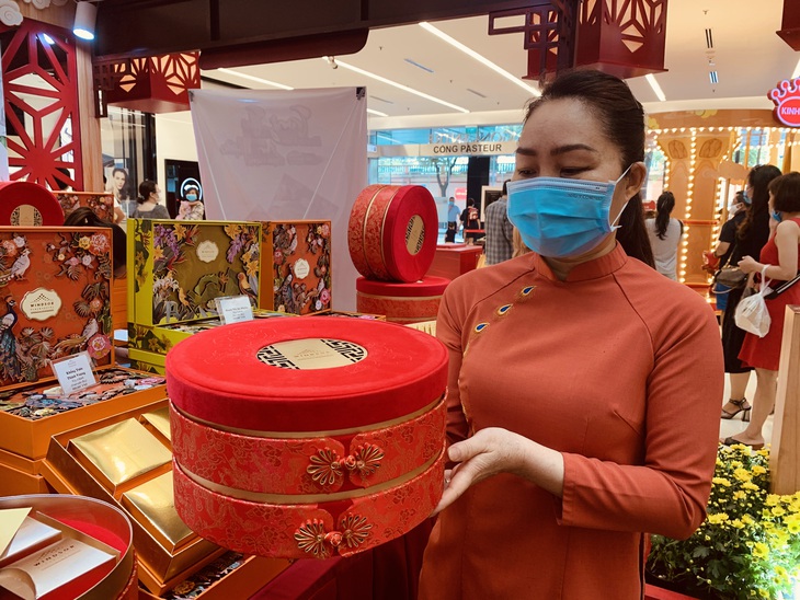Bánh Trung thu thiết kế cháy hàng, khách vây quanh chờ mua - Ảnh 11. Bánh Trung thu thiết kế cháy hàng, khách vây quanh chờ mua - Ảnh 11.