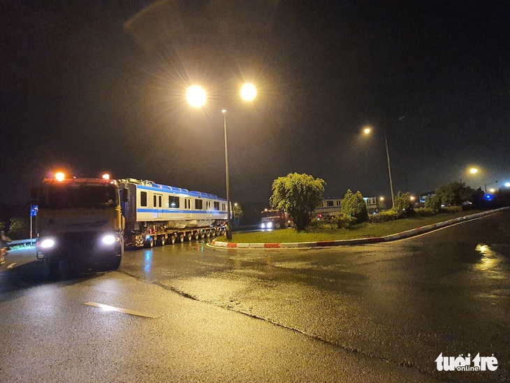 3h sáng 10-10, 3 toa tàu metro số 1 đã về tới depot quận 9 - Ảnh 6.