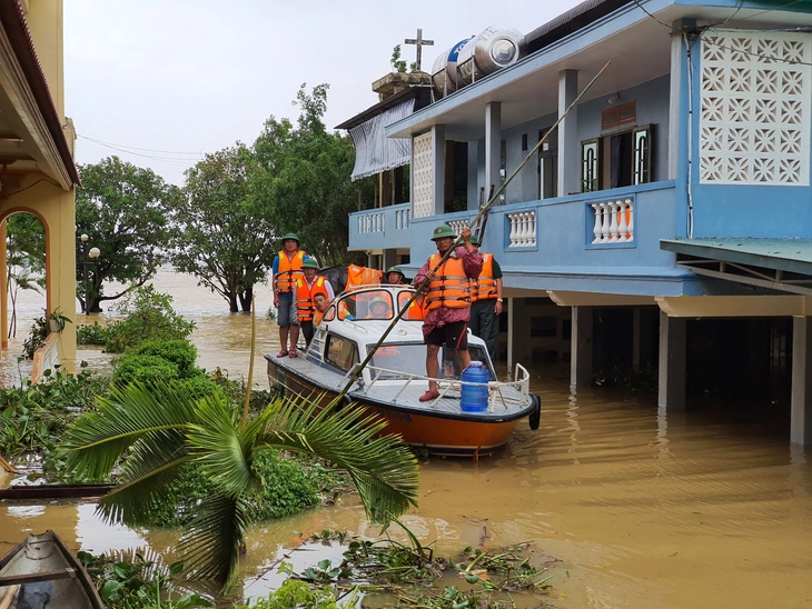 Đem mì tôm, nước sạch cứu dân bị cô lập 3 ngày ở rốn lũ Quảng Trị - Ảnh 5.