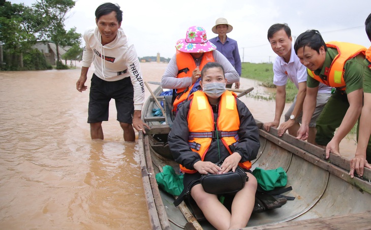 Đội cứu hộ bên dòng Thạch Hãn - Ảnh 1.