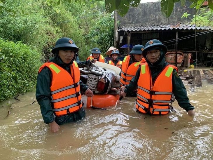 Đà Nẵng còn 8 tàu cá với 79 ngư dân trên biển, vẫn đang tìm kiếm 1 tàu mất tích - Ảnh 2.