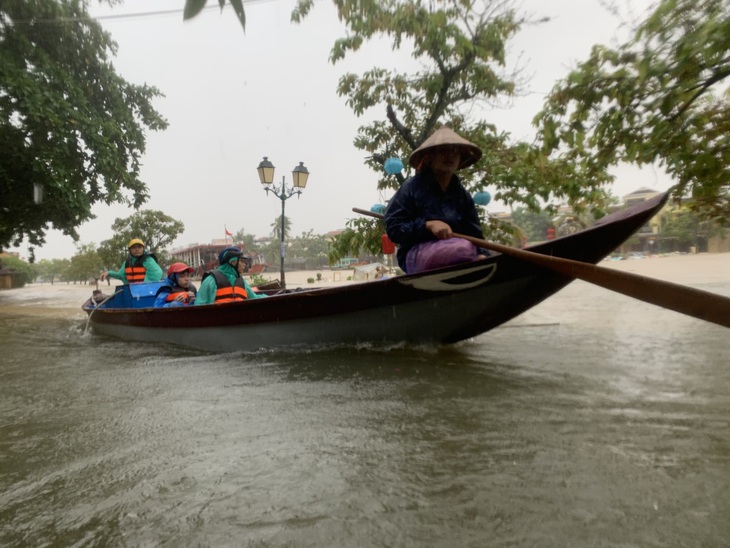 Phố cổ Hội An báo động dân sơ tán phòng lũ vượt báo động 3 - Ảnh 7.