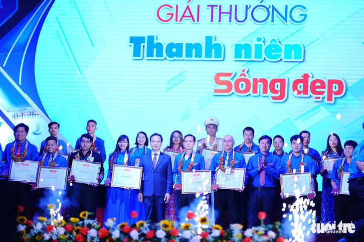 Nam sinh 10 năm cõng bạn đến trường, người tử tế với Sa Cần nhận giải thưởng Sống đẹp - Ảnh 1.