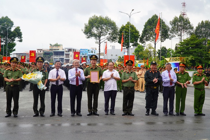 Bí thư Đồng Nai khen công an ngăn chặn nhóm giang hồ ‘hỗn chiến’ tranh giành đất - Ảnh 1.