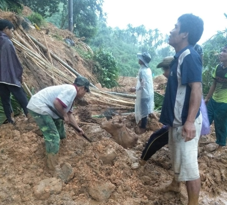 Bão suy yếu thành áp thấp, lũ cuốn trôi cầu, sạt lở khắp miền núi Quảng Ngãi - Ảnh 2.