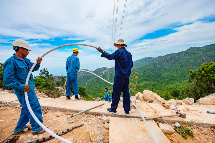 Vượt hiểm trở hoàn thành trạm biến áp 500kv và đường dây 220/500kv kết hợp nhà máy điện mặt trời - Ảnh 5.