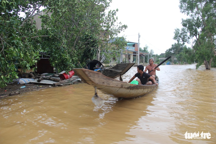 Nước sông Thạch Hãn lại lên nhanh, dân vùng ven đối phó với đợt lũ thứ 3 trong 5 ngày - Ảnh 1.